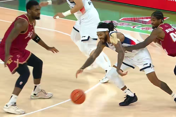 球探体育-陈林坚制胜三分！山东男篮淘汰浙江，晋级四强，鲍威尔21分救赎